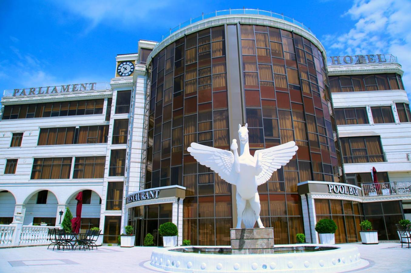 Parliament Palace Hotel คูห์จานด์ ภายนอก รูปภาพ