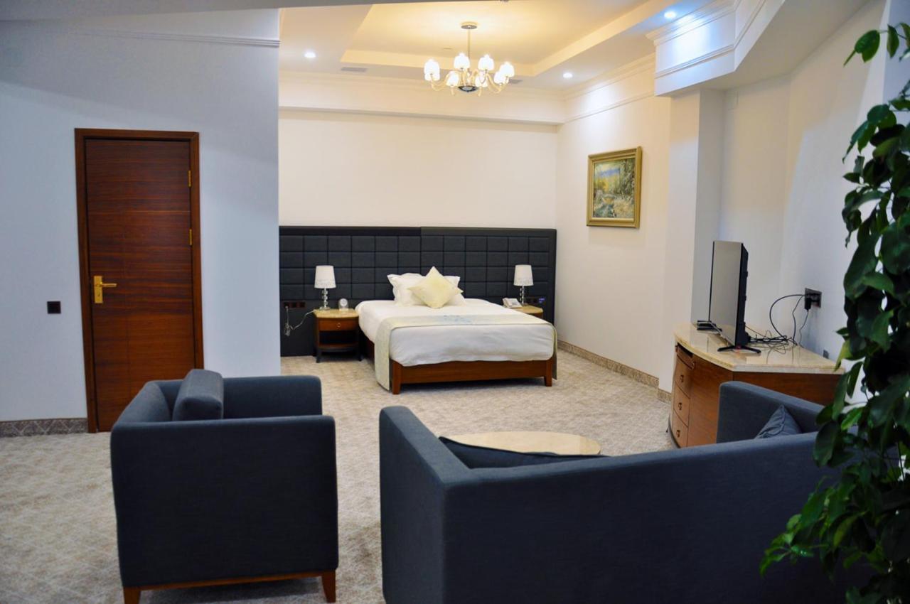 Parliament Palace Hotel คูห์จานด์ ภายนอก รูปภาพ
