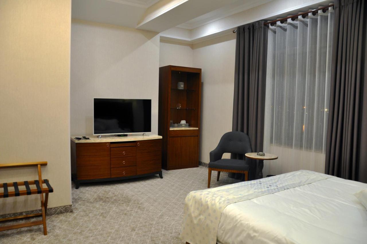 Parliament Palace Hotel คูห์จานด์ ภายนอก รูปภาพ