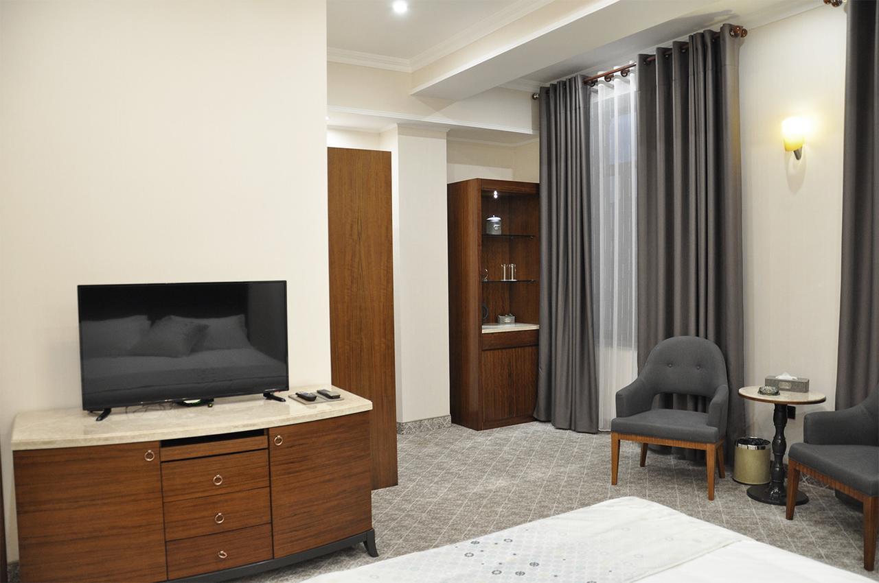 Parliament Palace Hotel คูห์จานด์ ภายนอก รูปภาพ