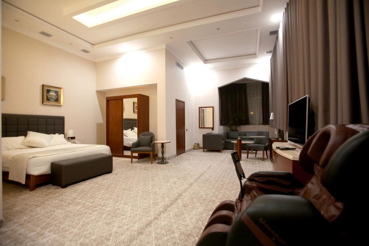 Parliament Palace Hotel คูห์จานด์ ภายนอก รูปภาพ