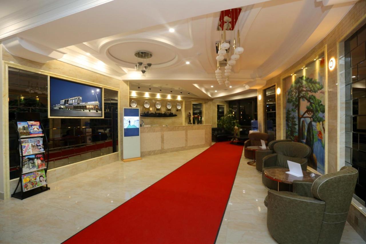 Parliament Palace Hotel คูห์จานด์ ภายนอก รูปภาพ