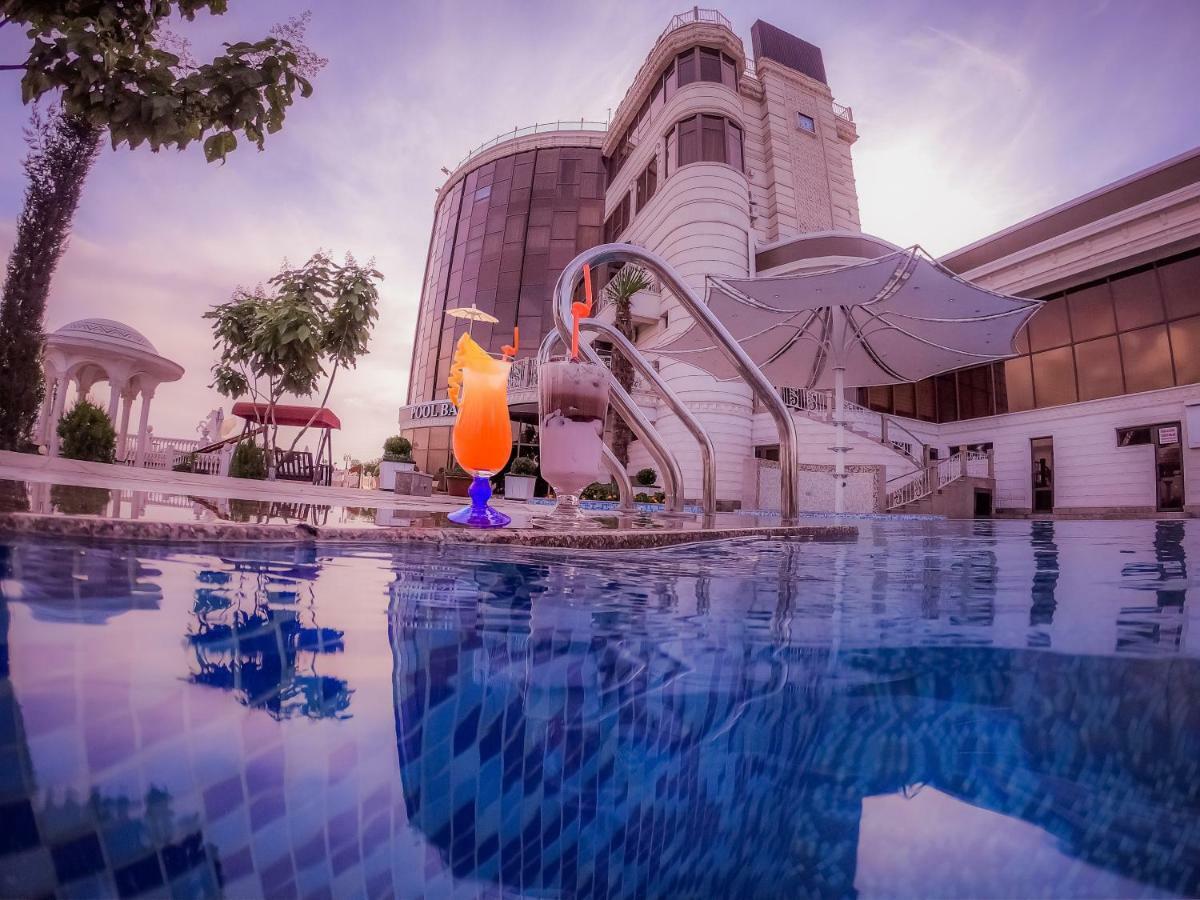 Parliament Palace Hotel คูห์จานด์ ภายนอก รูปภาพ